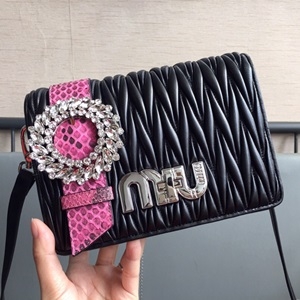 미우미우 쭈글이 양가죽 큐빅 금속로고 체인 클러치백