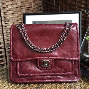 샤넬 빈티지 스티치 금속로고 포켓 체인 크로스백