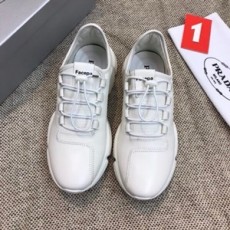 프라다 스티치 퍼포 화이트 남성 슈즈