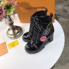 루이비통 모노그램 캐릭터 패치 여성 쇼트부츠