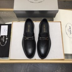 프라다 로고 금속패치 블랙 남성 슈즈