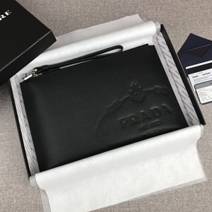 프라다 각인로고 사피아노 지퍼 클러치백