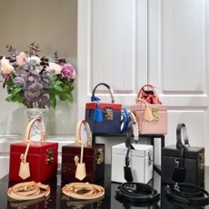 루이비통 2019 SS 블리커 박스백 M52466