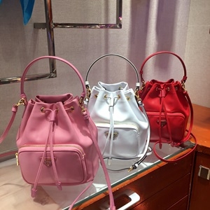 프라다 2019 SS 캐릭터 로고 지퍼 버킷백 1BH038