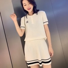 디올 2019 SS 캐릭터 니트 반팔티 주름치마 여성 세트