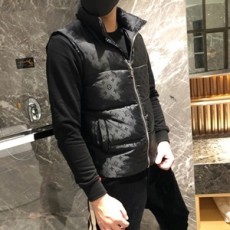 루이비통 2019 SS 지퍼포켓 로고 남성 패딩조끼