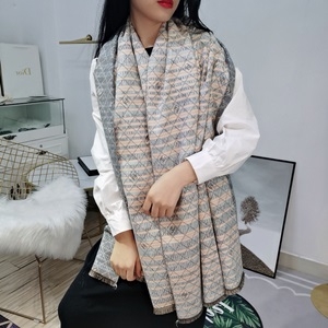 샤넬 2019 SS 스트라이프 로고 자수 여성 머플러