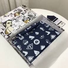 프라다 2019 SS 캐릭터 삼각로고 클러치백 2NH005