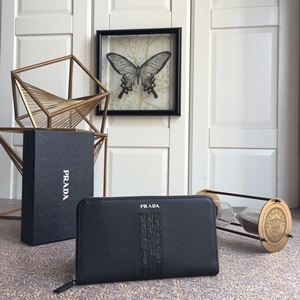 프라다 2020 SS 금속로고 악어가죽무늬 패치 장지갑