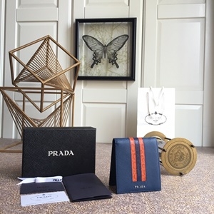 프라다 2020 SS 삼선 악어가죽무늬 패치 반지갑