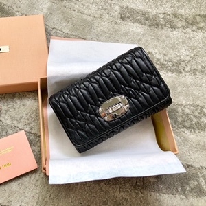 미우미우 2020 SS 쭈글이 금속버클 중지갑