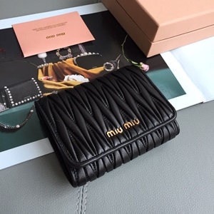 미우미우 2020 SS 쭈글이 3단 똑딱이 중지갑