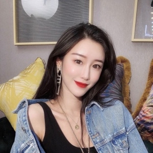 샤넬 2020 SS 큐빅 영어로고 귀걸이