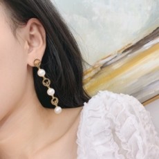 펜디 2020 SS 로고 캐릭터 진주장식 귀걸이