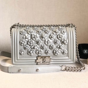 샤넬 2020 SS 캐비어 까멜리아 미듐 보이백 커스텀급