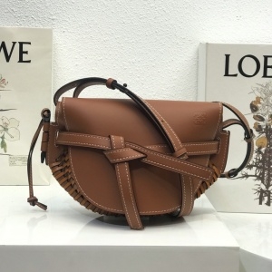 로에베 2020 SS 끈버클 꼬임가죽 카멜 크로스백 커스텀급