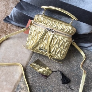 미우미우 2020 SS 마틀라세 지퍼 골드 토트 크로스백 5BH121