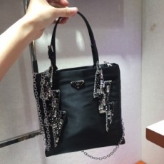 프라다 PRADA 2020 SS 큐빅 나일론 체인 토트백 1BA252 커스텀급