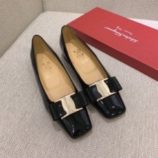 페레가모 FERRAGAMO 2020 SS 리본 에나멜 여성 플랫슈즈
