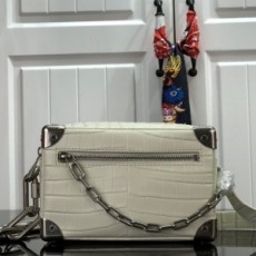 루이비통 LOUIS VUITTON 2020 SS 악어가죽무늬 미니 소프트 트렁크백 M44480 커스텀급