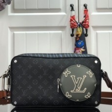 루이비통 LOUIS VUITTON 2020 SS 모노그램 블랙 지퍼 크로스백 M68688 커스텀급