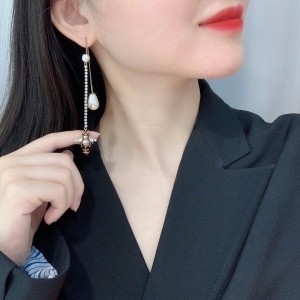 구찌 GUCCI 2020 SS 벌캐릭터 체인 큐빅 여성 귀걸이