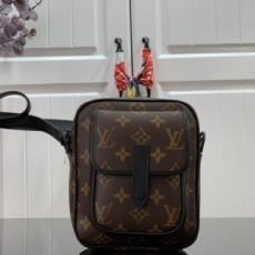 루이비통 LOUIS VUITTON 2020 SS 크리스토퍼 웨어러블 크로스백 월렛 M69404 커스텀급