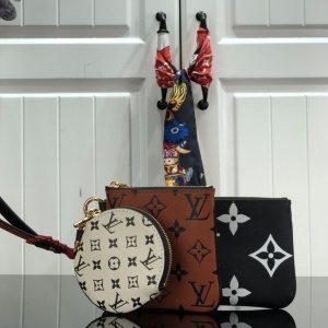 루이비통 LOUIS VUITTON 2020 SS 크래프티 트리오 파우치백 M69516 커스텀급