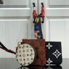루이비통 LOUIS VUITTON 2020 SS 크래프티 트리오 파우치백 M69516 커스텀급