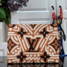 루이비통 LOUIS VUITTON 2020 SS 크래프티 토일레트리 클러치백 M47542 커스텀급