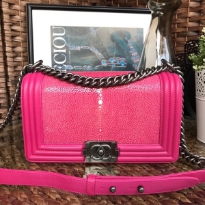 샤넬 CHANEL 2020 SS 구라미무늬 핫핑크 보이백 미듐 미러급