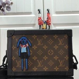 루이비통 LOUIS VUITTON 2020 SS 모노그램 캐릭터 자수 체인 트렁크백 M45619 커스텀급