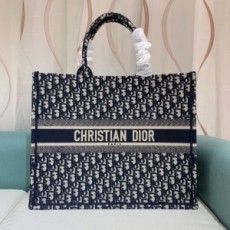 디올 DIOR 2020 SS 캐릭터 로고 자수 북 토트백 1286L 커스텀급