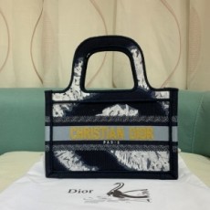 디올 DIOR 2020 SS 캐릭터 로고 자수 미니 북 토트백 M1285 커스텀급