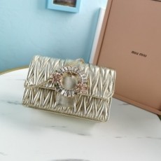 미우미우 MIUMIU 2020 SS 마틀라세 큐빅버클 체인 크로스백 5BH095 커스텀급