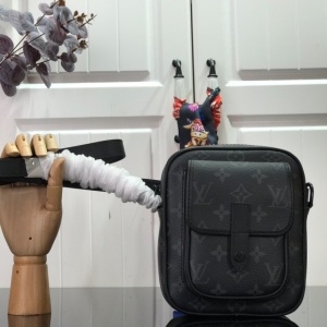 루이비통 LOUIS VUITTON 2020 SS 크리스토퍼 웨어러블 미니백 M69404 커스텀급