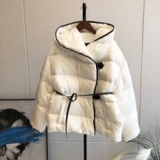 루이비통 LOUIS VUITTON 2020 SS 패치로고 화이트 후드 여성 반패딩 커스텀급
