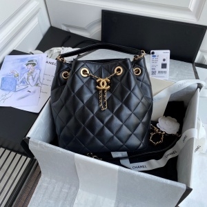 샤넬 CHANEL 2020 SS 드로스토링 버킷 체인 숄더백 AS1900 커스텀급