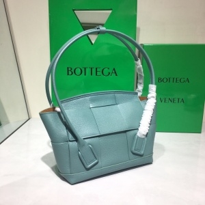 보테가 베네타 BOTTEGA VENETA 2020 SS 아르코 33 레더 토트백 KF001 커스텀급