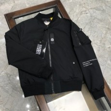 몽클레어 MONCLER 2020 SS 패치로고 포켓 지퍼 남성 패딩 커스텀급
