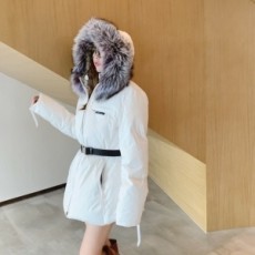 프라다 PRADA 2020 SS 여우퍼 패치로고 벨트 여성 패딩 커스텀급