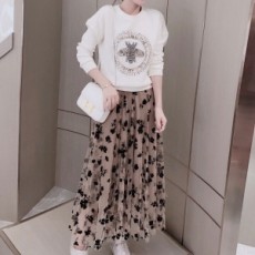 디올 DIOR 2020 SS 캐릭터 프린팅 긴팔티 플라워 자수 치마 여성 세트