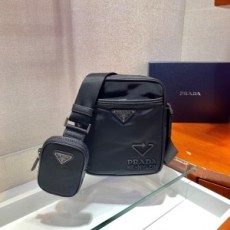 프라다 PRADA 2020 나일론 블랙 금속로고 크로스백 2VH112 커스텀급