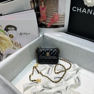 샤넬 CHANEL 2020 페이던트 퀄팅 보이 미니 체인 클러치백 AS2295 커스텀급