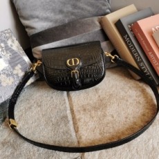 디올 DIOR 2020 CD로고 금속버클 바비 악어가죽무늬 크로스백 커스텀급
