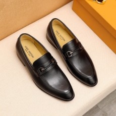 루이비통 LOUIS VUITTON 2020 꼬임 금속버클 레더 남성 슈즈 커스텀급