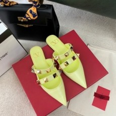 발렌티노 VALENTINO 2021 SS 스터드 스트랩 여성 뮐 플랫슈즈 커스텀급