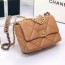 샤넬 CHANEL 2021 SS 19 미듐 메탈 제니백 카멜 AS1160 커스텀급