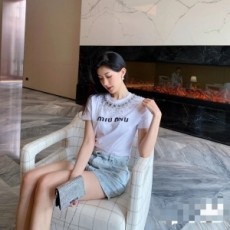 미우미우 MIUMIU 2021 SS 큐빅 악세사리장식 여성 반팔티 커스텀급