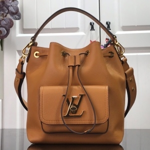 루이비통 LOUIS VUITTON 2021 SS 포켓 로고 버킷백 카멜 M57587 커스텀급